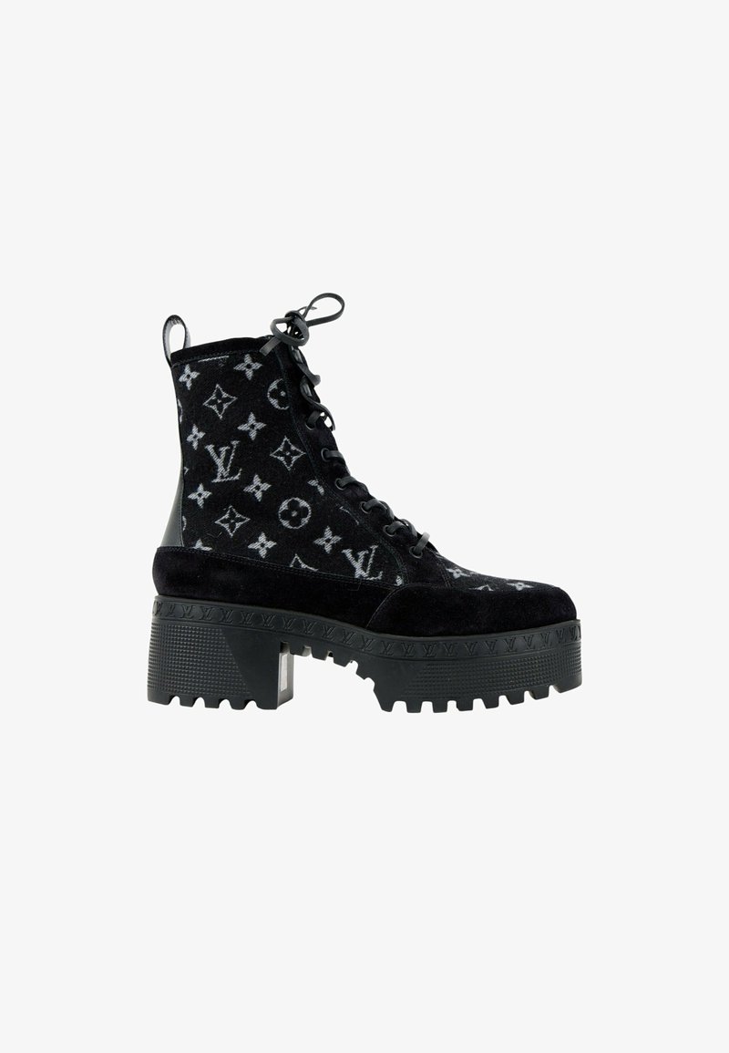 Bottine noire à lacets avec semelle épaisse crantée et motif monogramme Louis Vuitton gris.