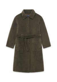 Olivengroene jas van donzig materiaal, met een kraag, knoopsluiting, twee voorzakken en een bijpassende riem.