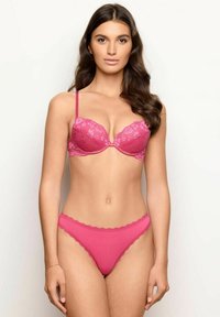 Sutien roz din dantelă cu sârmă și model floral, cu bretele ajustabile, asortat cu chiloți cu talie joasă, având margini ondulate.