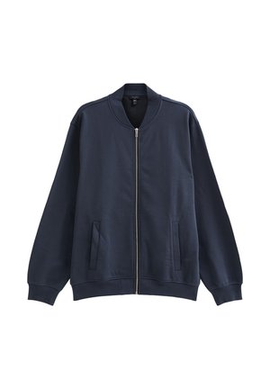 Marineblauwe bomberjack met ritssluiting, geribbelde manchetten, kraag, zoom en twee voorste steekzakken, weergegeven op een witte achtergrond.