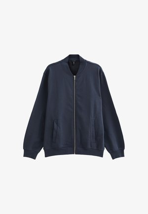 Chaqueta bomber azul marino con cierre de cremallera, puños, cuello y bajo acanalados, y dos bolsillos frontales con abertura, mostrada sobre fondo blanco.