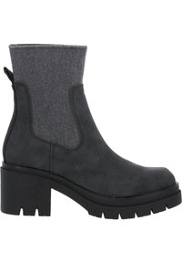 Botín negro de cuero con parte superior de tela gris, que cuenta con un tacón grueso, paneles laterales elásticos y una suela con diseño rugoso.