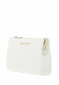 Pochette en tissu blanc avec logo doré "Valentino", forme rectangulaire, fermeture éclair sur le dessus et côtés arrondis. Texture lisse avec peu de détails.