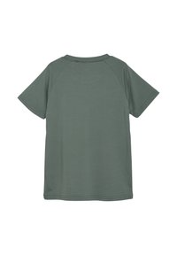 Tričko s krátkym rukávom v tlmenom zelenej farbe. Má klasický okrúhly výstrih a raglánové rukávy s hladkou textúrou. Žiadne viditeľné vzory.