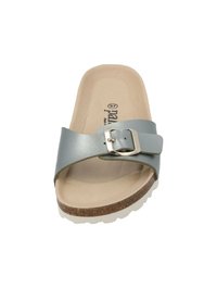 Sandal in pelle grigia con fibbia regolabile, soletta imbottita e suola in gomma texturizzata. Presenta un design minimalista e aperto.
