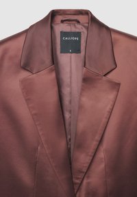 Satin-Malve-Blazer mit weitem Revers und einem schwarzen Calliope-Größenetikett S, das im Kragenbereich eingenäht ist.