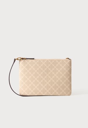 Pochette beige pour poignet avec motif en croix, fermeture éclair dorée et sangle de poignet marron foncé sur fond clair.