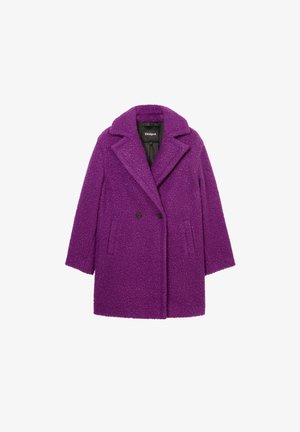 Palton mov cu două rânduri de nasturi, realizat dintr-un material texturat, având un guler înclinat și buzunare laterale. Eticheta brandului este vizibilă pe căptușeala interioară.