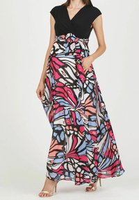 Maxiklänning med en svart omslagstopp och en färgglad kjol med fjärilstryck i rosa, blått och svart. Har knytmidja och sidofickor.