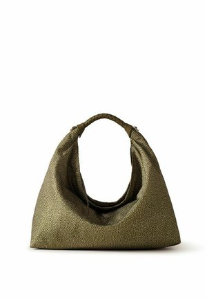 Borsa hobo in pelle verde oliva testurizzata con manico intrecciato e forma morbida e morbida a triangolo su sfondo bianco.