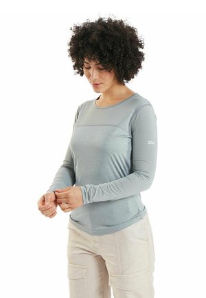 Lichtgrijze langarmshirt met een textuurpaneel op de borst, aansluitende mouwen en een ronde halslijn. Zachte, rekbare stof.