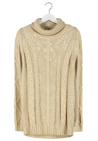 Beżowy sweter z dzianiny w sploty z wysokim kołnierzem, z teksturowanymi wzorami i luźnym krojem. Wiszący na haku w celu ekspozycji.