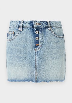 Lyseblå denim miniskjørt med knappelukking foran, beltehemper og råkantdetaljer.