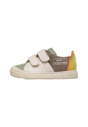 Baskets pour enfants en vert, blanc, gris, orange et jaune avec deux bandes auto-agrippantes blanches et un logo sur le côté.