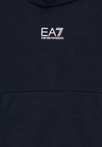 Marineblå hettegenser laget av myk stoff, med en frontlomme i kenguru-stil og en hvit EA7 Emporio Armani-logo på brystet.