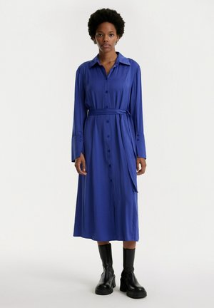 Blauwe button-up jurk met een kraag, lange mouwen, getailleerde tailleband en midi-lengte. Gemaakt van een soepele, lichte stof.