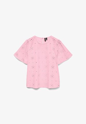 Lyserød bluse med korte ærmer med blomsterudskæringer, rund halsudskæring og løs pasform.