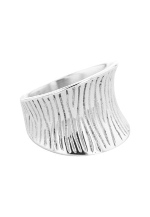 Silberner Ring mit einer wellenförmigen, strukturierten Oberfläche, die vertikale Linien aufweist. Das Design ist glatt und poliert und verjüngt sich zur Basis hin.