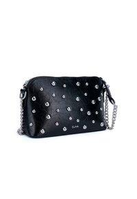 Bolso de imitación de cuero negro con tachuelas plateadas, forma rectangular, cierre de cremallera y asa de cadena ajustable. Superficie texturizada y diseño moderno.