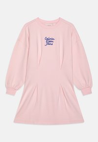 Vestido de sweatshirt rosa com mangas longas e bufantes e punhos elásticos. Apresenta detalhes plissados e um logótipo bordado em azul escuro no peito.