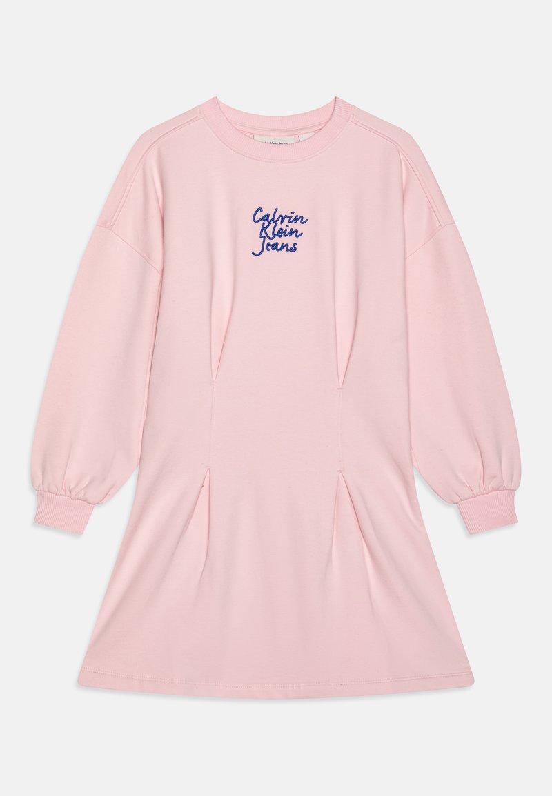 Vestido de sweatshirt rosa com mangas longas e bufantes e punhos elásticos. Apresenta detalhes plissados e um logótipo bordado em azul escuro no peito.