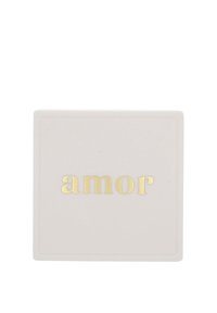 Kvadratisk vit keramikskål med en glansig yta, med ordet "amor" i elegant guldtryck. Enkel, modern design.