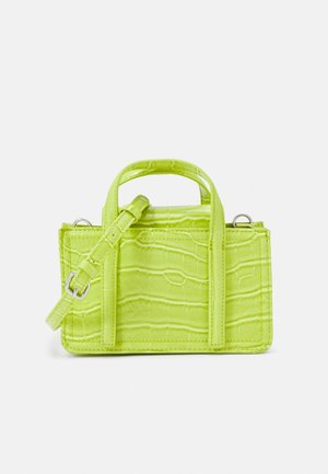Kleine rechteckige limonengrüne Handtasche mit Krokodilstruktur, oberen Griffen und verstellbarem Schulterriemen auf weißem Hintergrund.