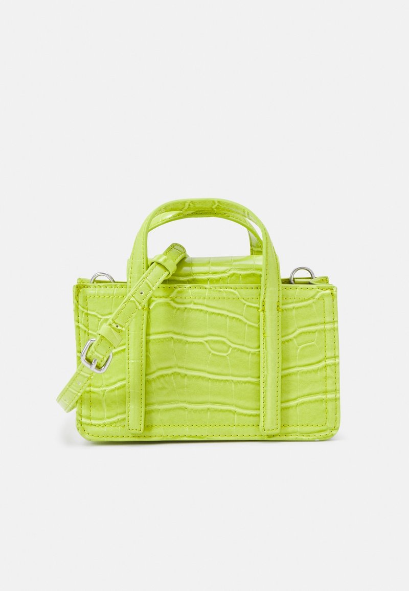 Petit sac à main rectangulaire vert citron avec texture crocodile, poignées supérieures et bandoulière ajustable sur fond blanc.
