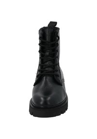 Czarne skórzane botki do kostki o fakturowanym wykończeniu, okrągłym nosku i gumowej podeszwie. Posiadają sznurowadła oraz pętlę z tyłu.