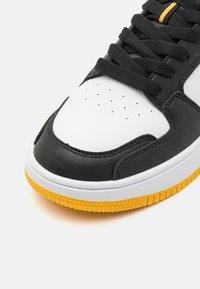 Champion RD18 2.0 MID - Basketsko - white/black/yellow