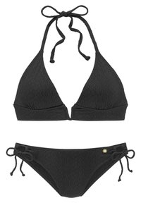 Črn bikini komplet z teksturiranim trokutastim topom in vrvico za zavezovanje okoli vratu ter nizkimi hlačkami z nastavljivimi stranskimi zavezovanji. Diskretna zlata dodatka na hlačkah.