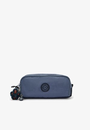 Rechteckiges blaues Kipling Federmäppchen mit schwarzem rundem Logo und kleinem blauem Affen-Schlüsselanhänger am Reißverschluss.