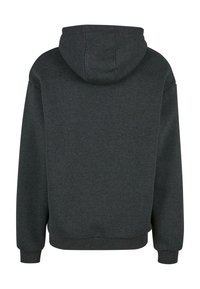 Tamno siva dukserica s kapuljačom, napravljena od mekog materijala. Ima rebraste rukave i donji rub, glatku teksturu i bez vidljivih logotipa ili uzoraka.