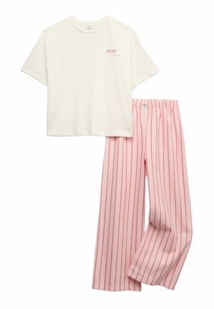 Top blanco de manga corta con texto "Rise and Shine" combinado con pantalones de pijama sueltos a rayas rosas y blancas con cintura elástica.
