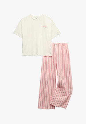 Biały krótki top z napisem „Rise and Shine” w zestawieniu z luźnymi, różowo-białymi, paskowanymi spodenkami do piżamy z elastyczną talią.