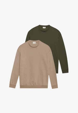 Kaksi yksinkertaista pitkähihaista pyöreäkaulustakkia, yksi vaalean beige edessä ja yksi tummanvihreä takana, asetettuna tasaisin valkoiselle taustalle.