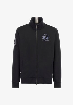 Zwarte ritsjack met hoge kraag, gemaakt van gladde stof. Bevat twee zijzakken, geborduurd logo en grijze gestreepte accenten.