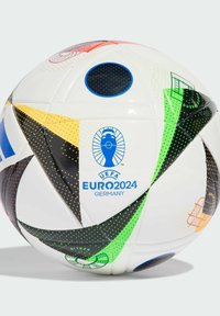 Ballon de soccer blanc avec des motifs géométriques colorés, incluant des accents verts, noirs, orange et jaunes. Présente le logo de l'UEFA Euro 2024.