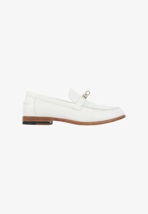 Mocassin en cuir blanc avec semelle en bois et détail d'anneau argenté sur la bride, vu de profil sur fond blanc.