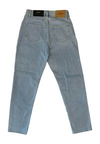 Jeans in denim blu chiaro con una silhouette a gamba dritta, dotati di due tasche posteriori e toppe in pelle brandizzate sulla vita.