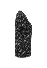 Sort og grå kortærmet t-shirt med et diagonalt zigzag-mønster, lavet af let stof med en glat tekstur.