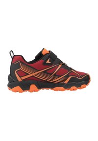 Zapatilla deportiva roja y negra con parte superior texturizada, acentos naranjas y suela robusta. Cuenta con una tira de Velcro y sistema de cordones.