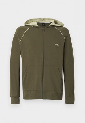 Felpa con cappuccio verde oliva con zip, tasche frontali, fodera interna cappuccio beige chiaro, piping a contrasto sulle spalle e piccolo logo "BOSS" sul petto.