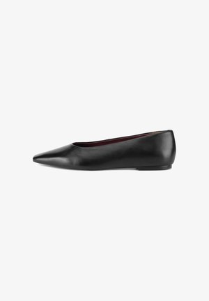 Černé kožené baletky s špičatou špičkou, hladkou texturou, nízkým podpatkem a minimalistickým designem s bordovým vnitřním podšívkou.