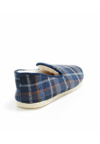 Karierte Hausschuhe mit einem dunkelblauen und orangefarbenen Karomuster, weicher Innenausstattung und einer beigen Gummisohle mit abgerundeter Form und offener Hinterseite.