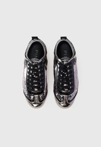 Svarte og sølv sneakers med paljettert tekstur, metalliske detaljer og svarte snører. Har rund tå og polstret innside.