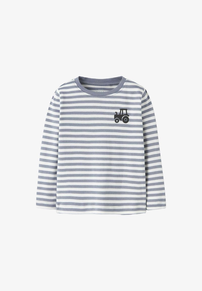 Gyermek hosszú ujjú póló szürke és fehér vízszintes csíkokkal, a bal mellen egy kis fekete traktor grafikával.