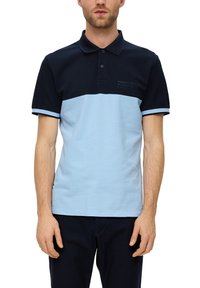 Granatowa i jasnoniebieska koszulka polo z designem w blokach kolorystycznych, krótkimi rękawami i subtelnym logo na piersi. Wykonana z miękkiej bawełny.