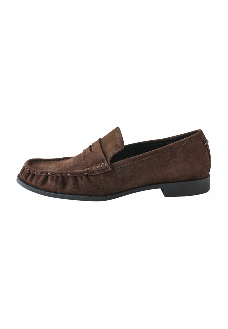 Braune Wildlederloafers mit runder Zehenform, dekorativer Steppnaht und niedrigem schwarzen Gummisohle. Verfügt über eine subtile, erhöhte Naht und Klappendetails.