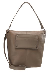 Taupe läderhandväska med justerbar axelrem, mjuk textur, framficka med silverdetaljer, minimalistisk design och inga synliga mönster.